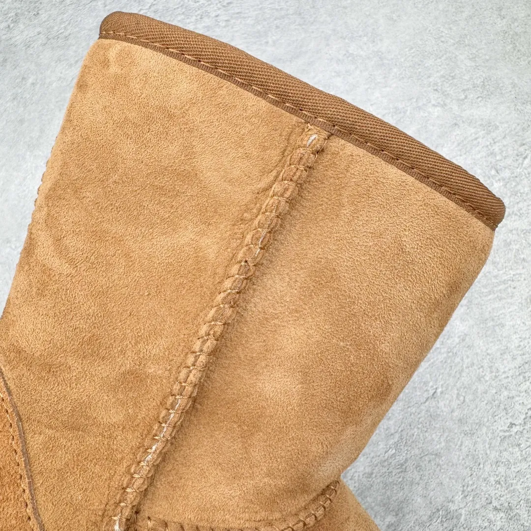 Pick up locally💰520 UGG 6223 Classic autumn and winter sheepskin and fur all-in-one snow boots. All shoes are made from ZP. Longfeng A-grade Australian imported sheepskin and fur all-in-one boots for men and women. Brand OEM production line. Fully follows the ZP process. OEM original pattern maker. Adhering to the principle of no original shoes and no development selection. Pay attention to every detail. The most authentic version on the market TREADLITE "Light Wing" technology outsole Lightweight/durable/flexible/pile size: 35 36 37 38 39 40 41 42 43 44 45 Coding: by2936080